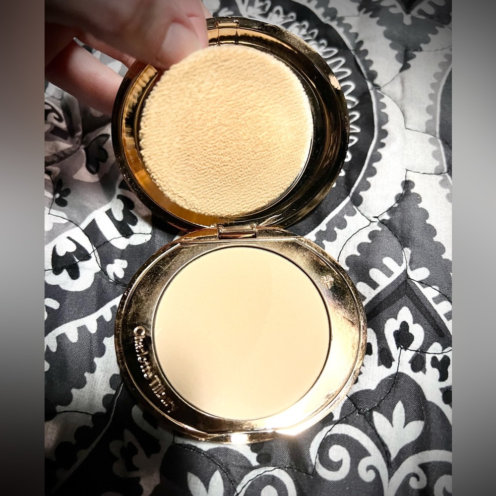 Charlotte Tilbury Airbrush Flawless Micro Powder in shade 2 Medium/Moyen - Picture 2 of 3